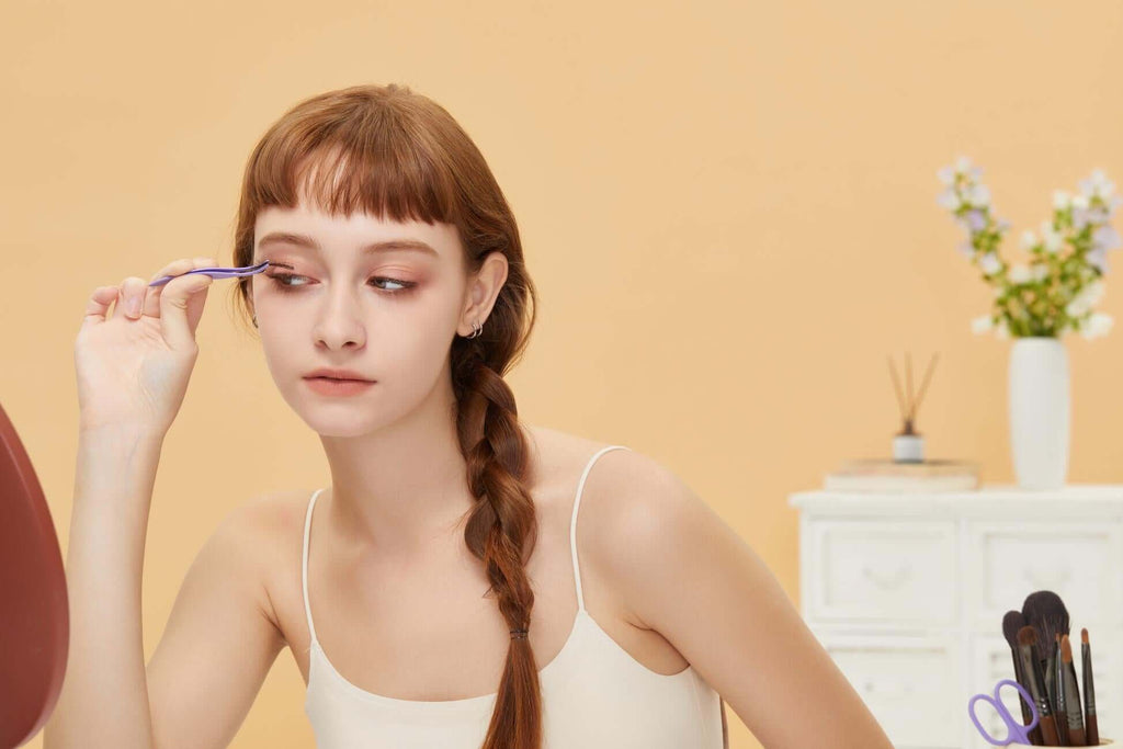 How to apply false eyelashes for beginners